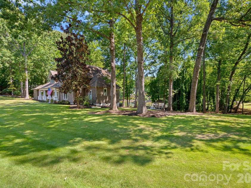19610 Weavers Circle, Cornelius, NC 28031.  MLS# CAR4431355, YatesRealty ID 56004. 
