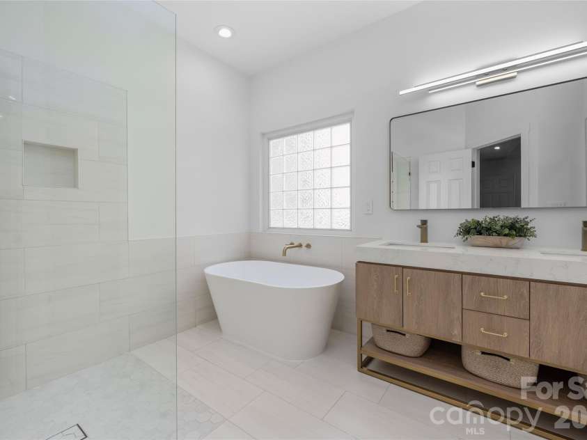 20315 Southshore Drive, Cornelius, NC 28031.  MLS# CAR4431312, YatesRealty ID 56005. 