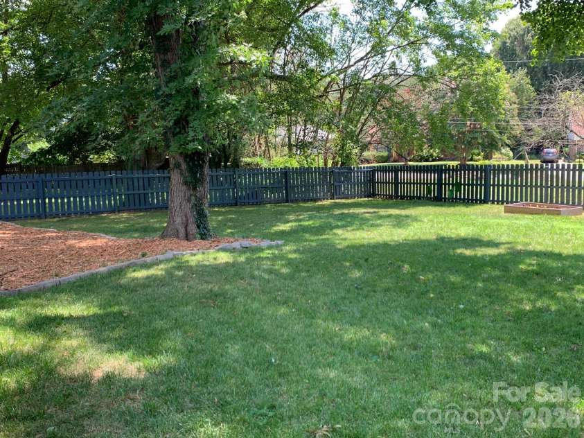 5416 Grafton Drive, Charlotte, NC 28215.  MLS# CAR4351912, YatesRealty ID 5602. 