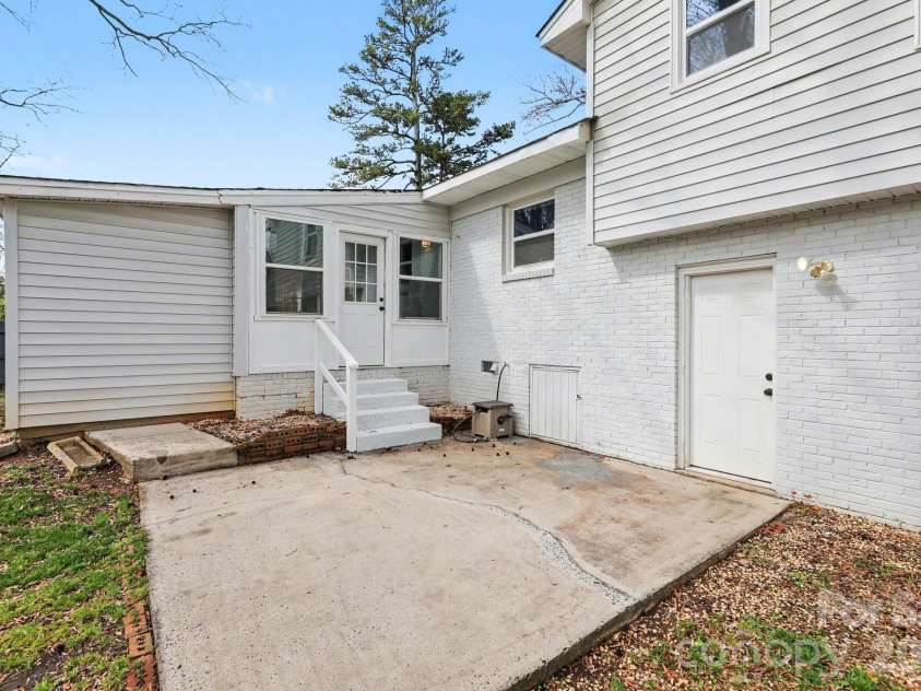 5416 Grafton Drive, Charlotte, NC 28215.  MLS# CAR4351912, YatesRealty ID 5602. 