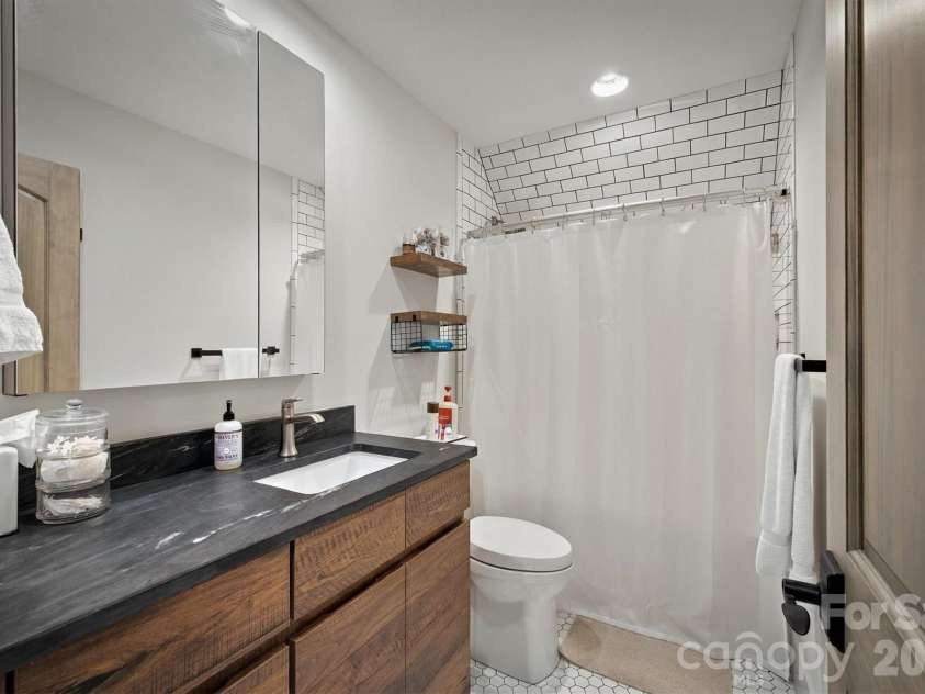 155 Otter Waller Drive, Nebo, NC 28761.  MLS# CAR4427161, YatesRealty ID 56025. Apartment full bath