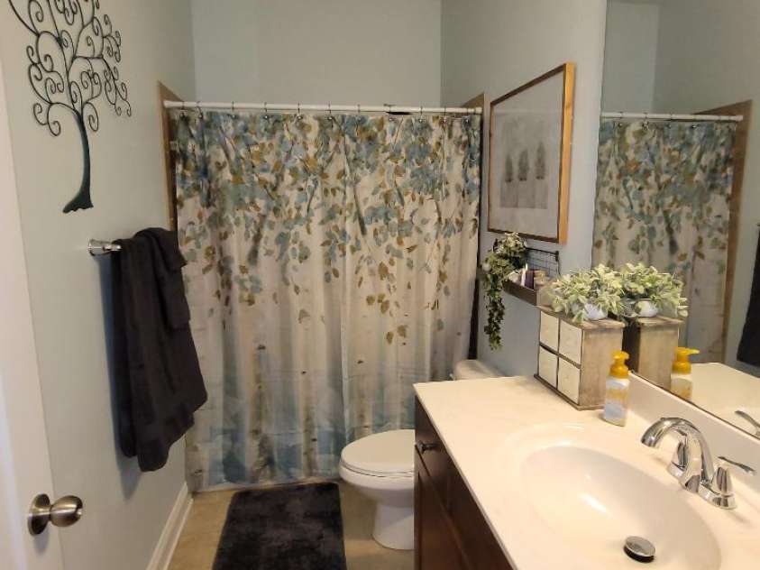 2117 London Lane, Belmont, NC 28012.  MLS# CAR4430335, YatesRealty ID 56027. Hall Bath