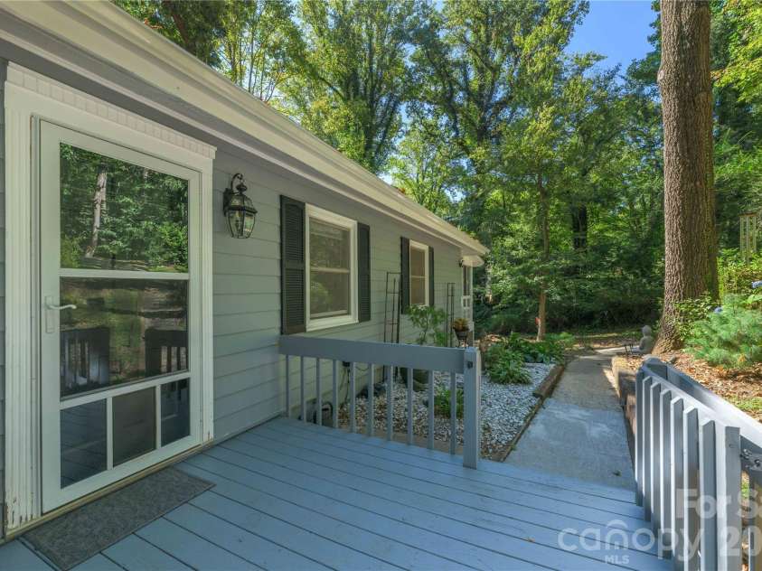 19 Springwood Drive, Asheville, NC 28805.  MLS# CAR4430580, YatesRealty ID 56029. 