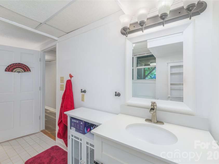 19 Springwood Drive, Asheville, NC 28805.  MLS# CAR4430580, YatesRealty ID 56029. Bathroom