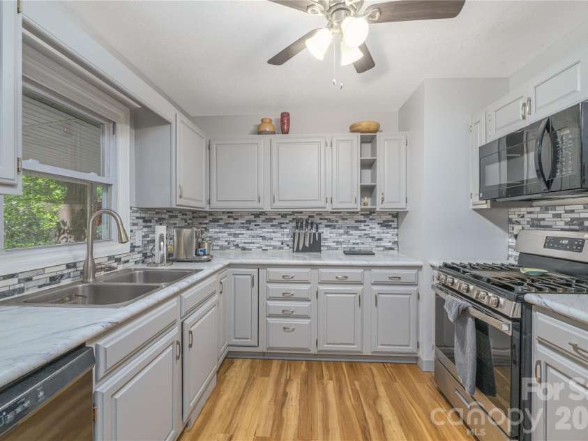19 Springwood Drive, Asheville, NC 28805.  MLS# CAR4430580, YatesRealty ID 56029. Kitchen