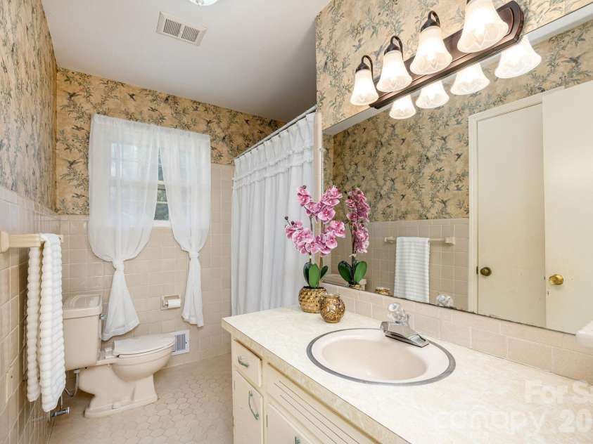224 Lyndale Road, Hendersonville, NC 28739.  MLS# CAR4418202, YatesRealty ID 56030. Guest bath