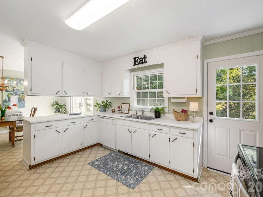 224 Lyndale Road, Hendersonville, NC 28739.  MLS# CAR4418202, YatesRealty ID 56030. Kitchen and breakfast area