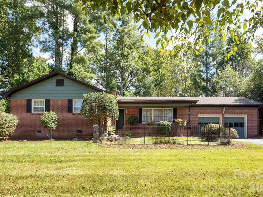 224 Lyndale Road, Hendersonville, NC 28739.  MLS# CAR4418202, YatesRealty ID 56030. Large front yard with mature landscaping