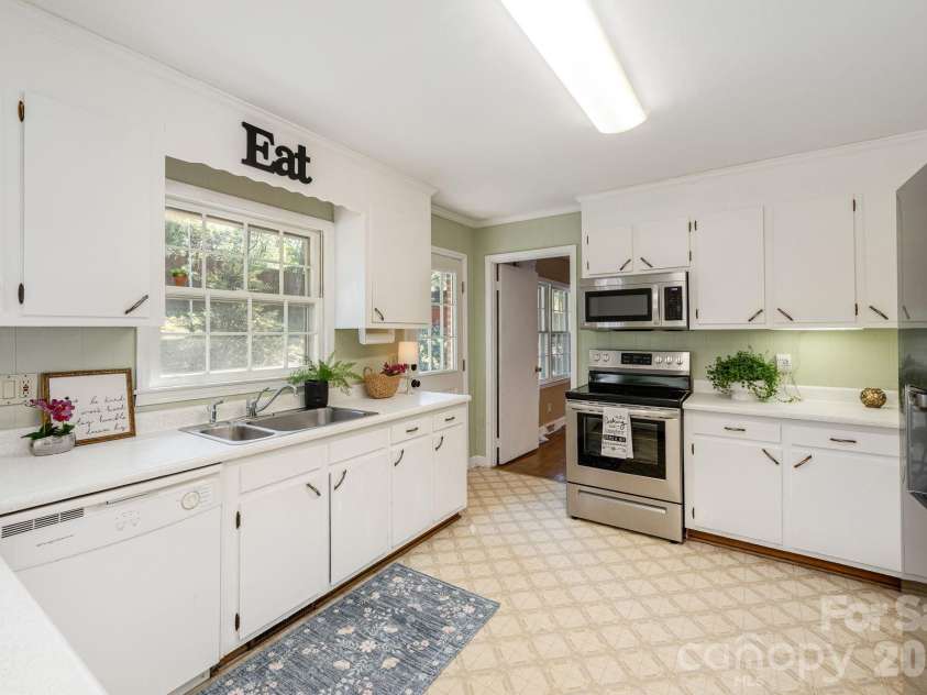 224 Lyndale Road, Hendersonville, NC 28739.  MLS# CAR4418202, YatesRealty ID 56030. Large kitchen with adjoining breakfast area