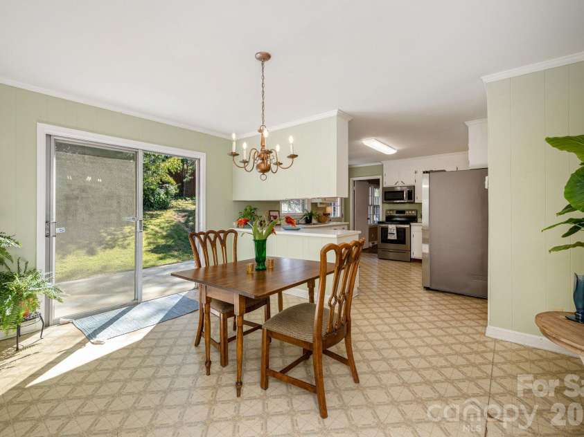 224 Lyndale Road, Hendersonville, NC 28739.  MLS# CAR4418202, YatesRealty ID 56030. Spacious breakfast area