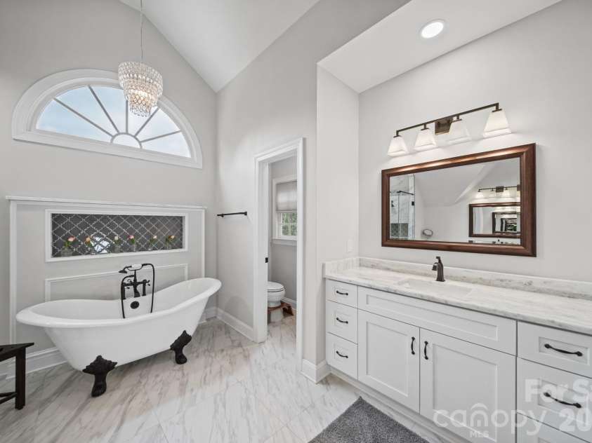 15025 Jockeys Ridge Drive, Charlotte, NC 28277.  MLS# CAR4429098, YatesRealty ID 56032. Primary Bathroom