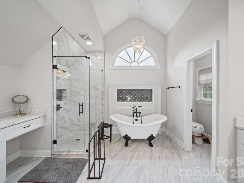 15025 Jockeys Ridge Drive, Charlotte, NC 28277.  MLS# CAR4429098, YatesRealty ID 56032. Renovated Primary Bathroom