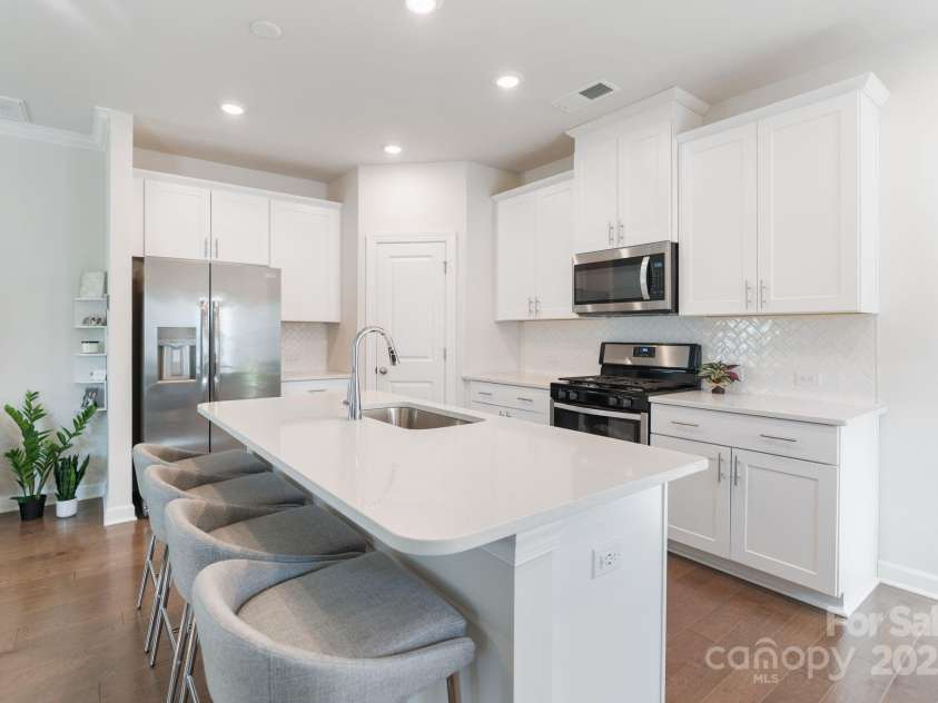 12425 Larue Lane, Huntersville, NC 28078.  MLS# CAR4231476, YatesRealty ID 5604. Beautiful tile backsplash and stainless steel appliances highlight the kitchen