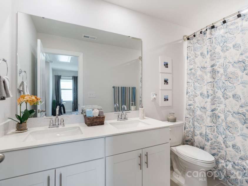 12425 Larue Lane, Huntersville, NC 28078.  MLS# CAR4231476, YatesRealty ID 5604. Full upper-level bathroom