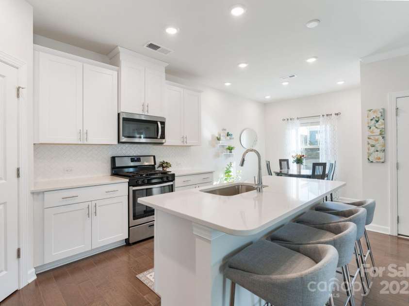 12425 Larue Lane, Huntersville, NC 28078.  MLS# CAR4231476, YatesRealty ID 5604. Spacious kitchen includes center island and walk-in pantry