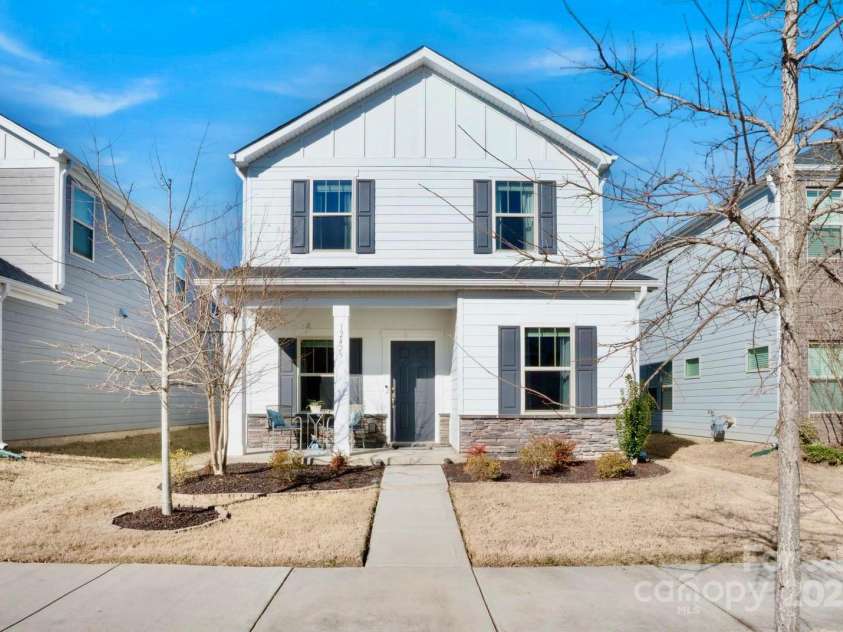 12425 Larue Lane, Huntersville, NC 28078.  MLS# CAR4231476, YatesRealty ID 5604. Welcome to Stoneybrook Station - Ideal Huntersville location situated between Charlotte and Lake Norman