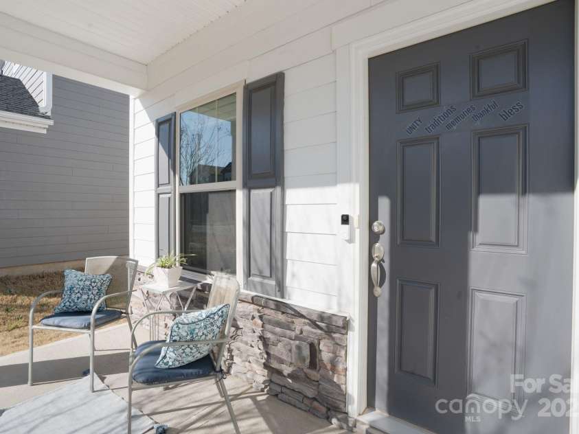 12425 Larue Lane, Huntersville, NC 28078.  MLS# CAR4231476, YatesRealty ID 5604. Welcoming covered front porch