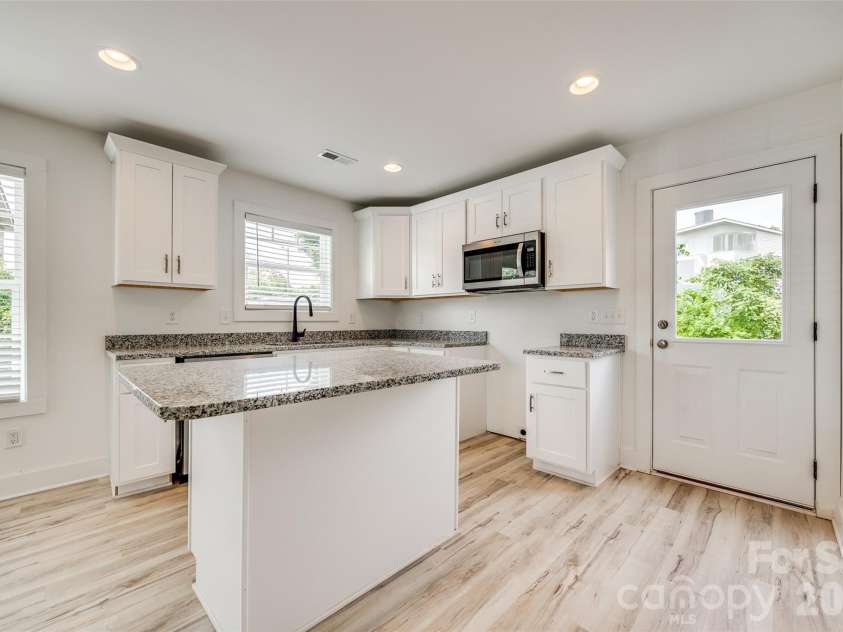 2336 West Boulevard, Charlotte, NC 28208.  MLS# CAR4433409, YatesRealty ID 56044. 