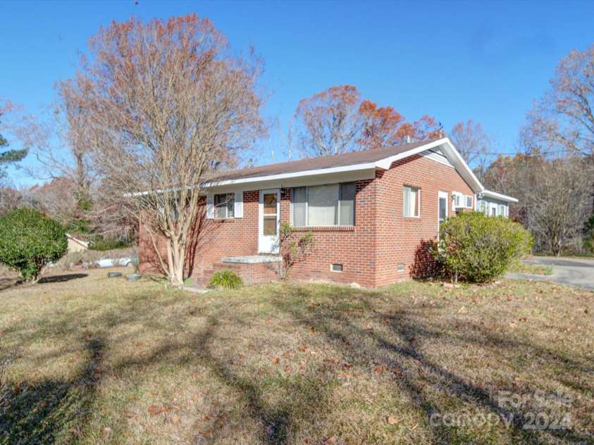 1869 Emma Circle, Lancaster, SC 29720.  MLS# CAR4199140, YatesRealty ID 5605. 