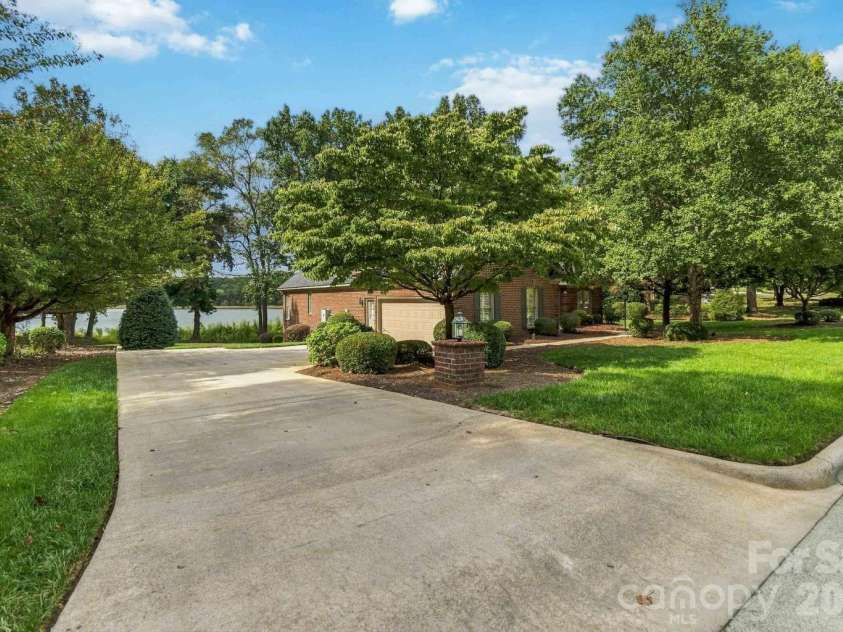 1106 Westlake Drive, Kannapolis, NC 28081.  MLS# CAR4433032, YatesRealty ID 56057. 