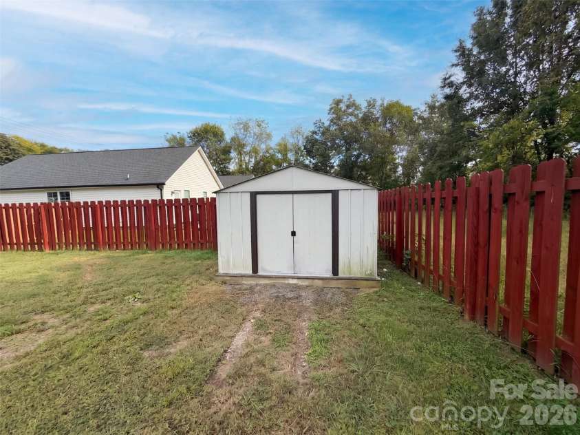 335 Odell Drive, Concord, NC 28025.  MLS# CAR4433505, YatesRealty ID 56072. 