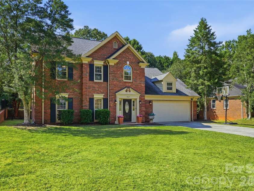 717 Fredricksburg Road, Matthews, NC 28105.  MLS# CAR4428487, YatesRealty ID 56079. 