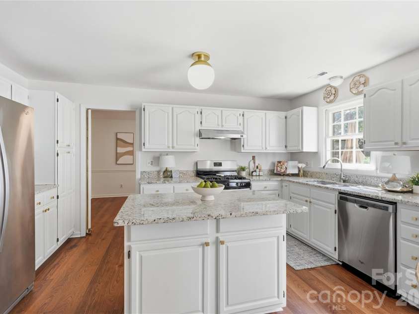 717 Fredricksburg Road, Matthews, NC 28105.  MLS# CAR4428487, YatesRealty ID 56079. 