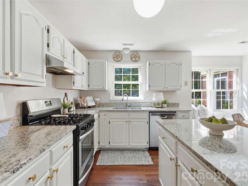 717 Fredricksburg Road, Matthews, NC 28105.  MLS# CAR4428487, YatesRealty ID 56079. 