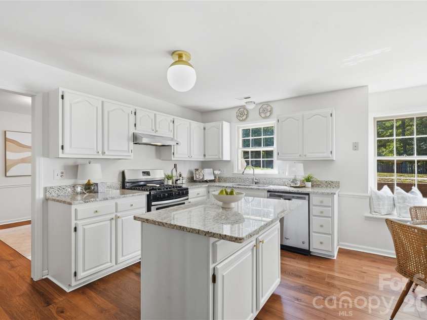 717 Fredricksburg Road, Matthews, NC 28105.  MLS# CAR4428487, YatesRealty ID 56079. 