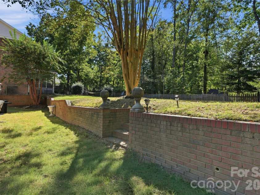 717 Fredricksburg Road, Matthews, NC 28105.  MLS# CAR4428487, YatesRealty ID 56079. 