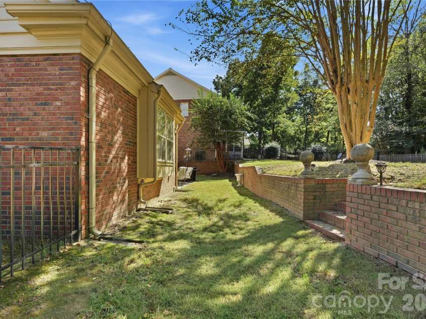 717 Fredricksburg Road, Matthews, NC 28105.  MLS# CAR4428487, YatesRealty ID 56079. 