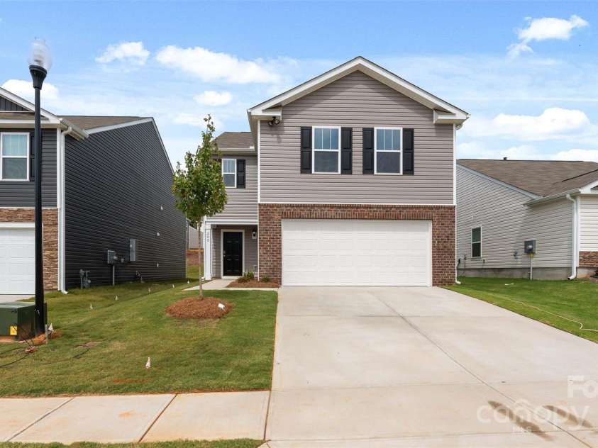 27 Lillian Lane, Hendersonville, NC 28792.  MLS# CAR4184140, YatesRealty ID 5608. 