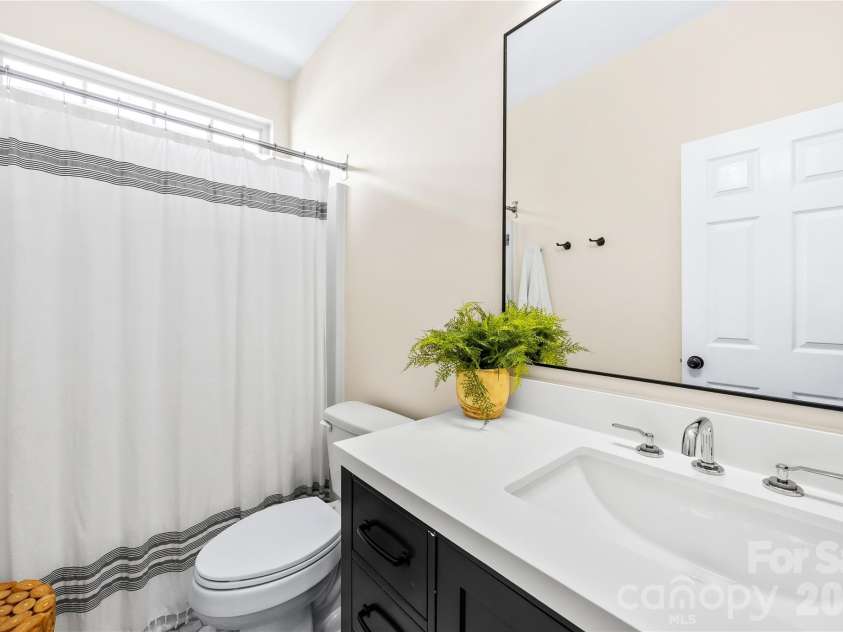 17242 Pennington Drive, Huntersville, NC 28078.  MLS# CAR4427106, YatesRealty ID 56087. Upstairs Full Bath