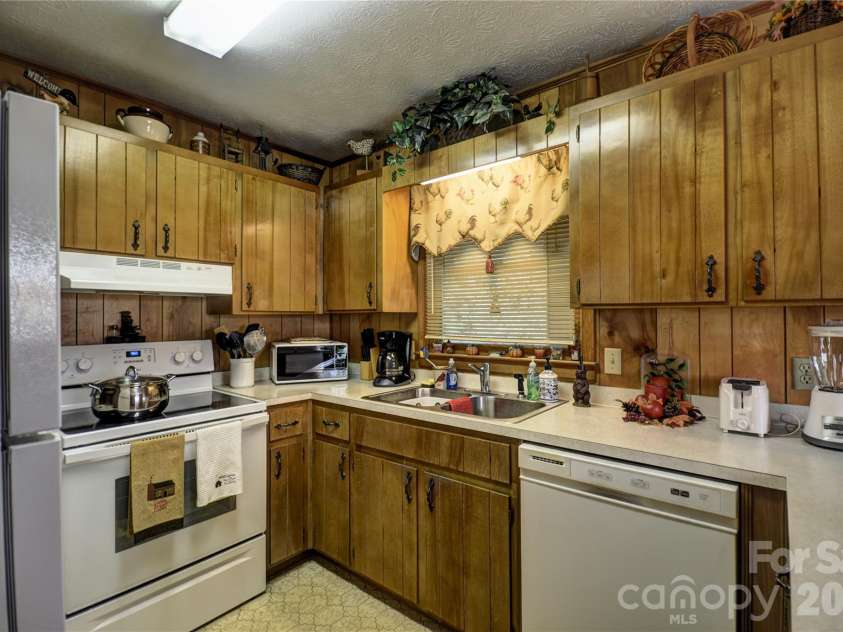 134 Raven Ridge, Maggie Valley, NC 28751.  MLS# CAR4249162, YatesRealty ID 5610. Closer view of the kitchen