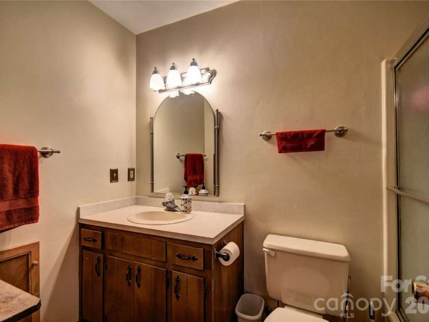 134 Raven Ridge, Maggie Valley, NC 28751.  MLS# CAR4249162, YatesRealty ID 5610. Hall Bath
