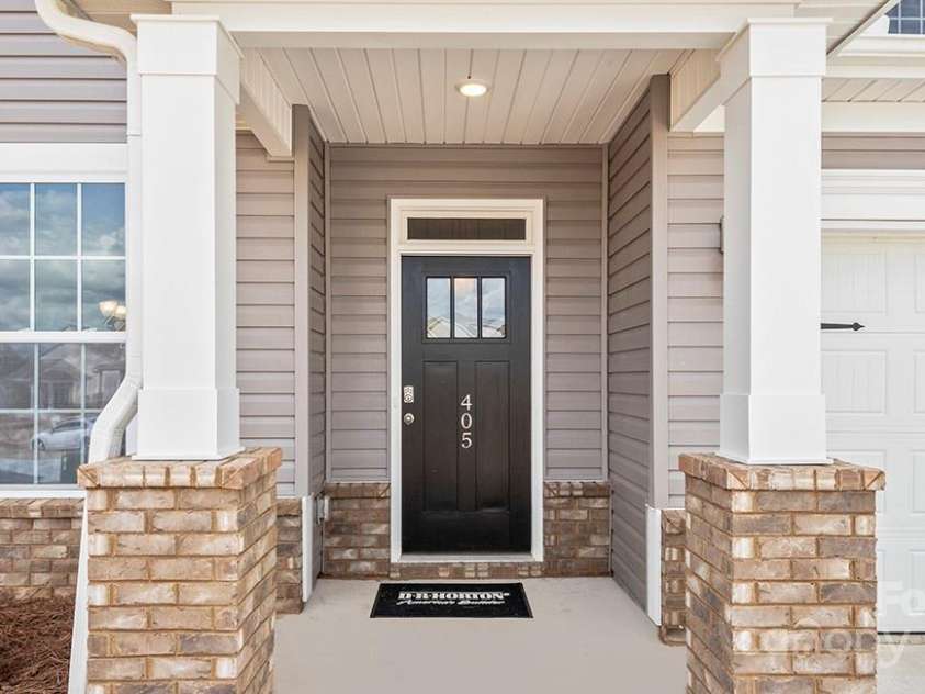 607 Fox Cove Road, Hendersonville, NC 28792.  MLS# CAR4241351, YatesRealty ID 5610. Photos are representative