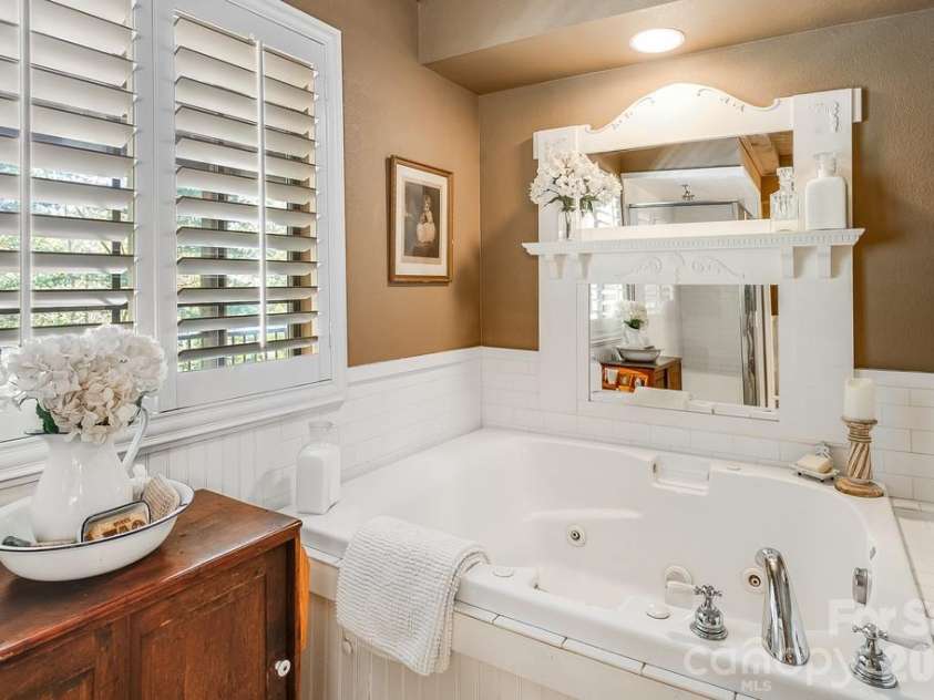 111 Elkhound Road, Waynesville, NC 28785.  MLS# CAR4433122, YatesRealty ID 56104. Luxurious Primary Bathroom Jacuzzi for 2 !
