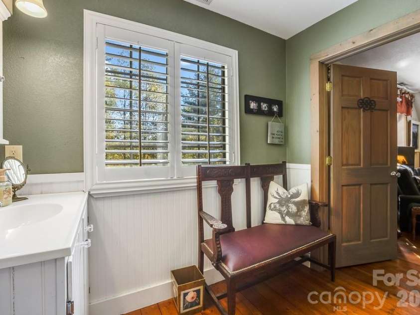 111 Elkhound Road, Waynesville, NC 28785.  MLS# CAR4433122, YatesRealty ID 56104. Upper Level Bathroom 2