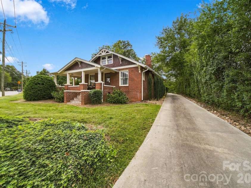 1339 5th Street, Hickory, NC 28601.  MLS# CAR4433556, YatesRealty ID 56109. 3 bedrooms / 1 bath