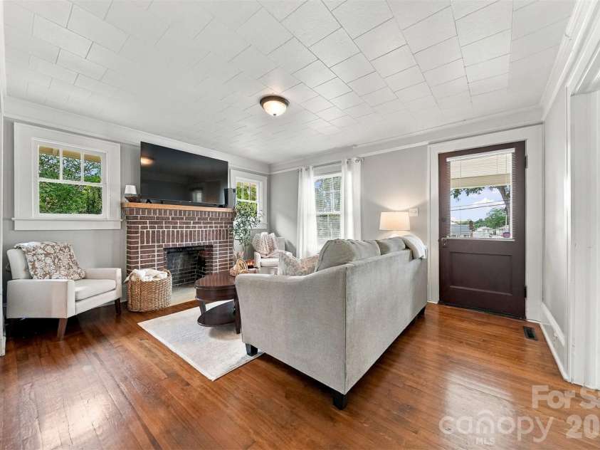 1339 5th Street, Hickory, NC 28601.  MLS# CAR4433556, YatesRealty ID 56109. Cozy, Cozy, Cozy!
