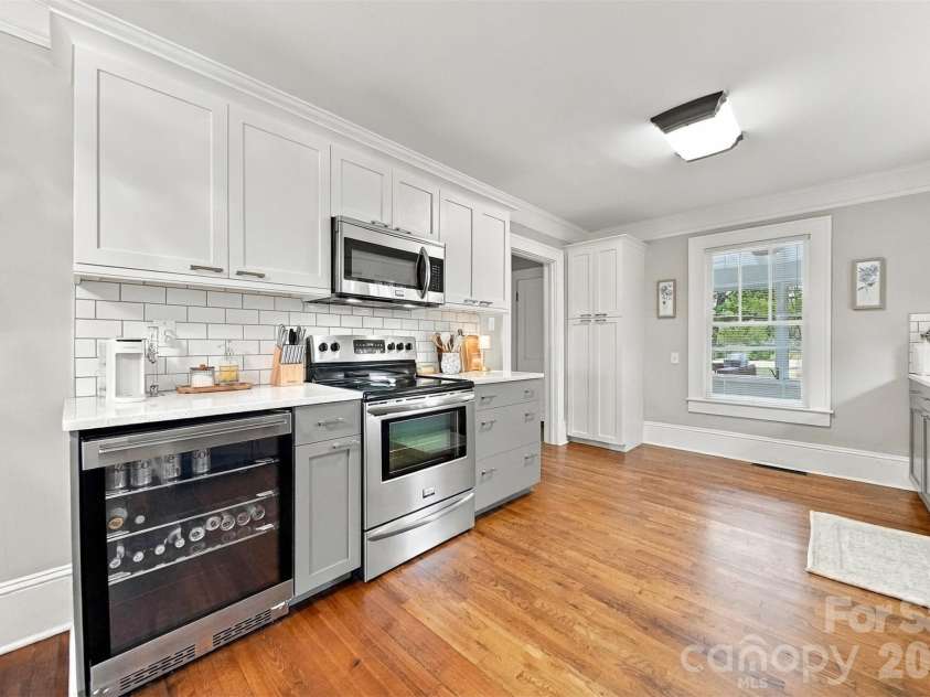 1339 5th Street, Hickory, NC 28601.  MLS# CAR4433556, YatesRealty ID 56109. You will LOVE this kitchen!
