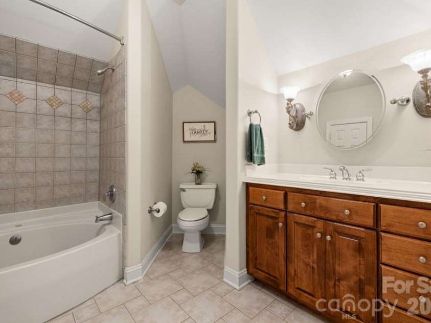 1221 Silver Arrow Court, Fort Mill, SC 29715.  MLS# CAR4348866, YatesRealty ID 5611. Ensuite Bath - Upper
