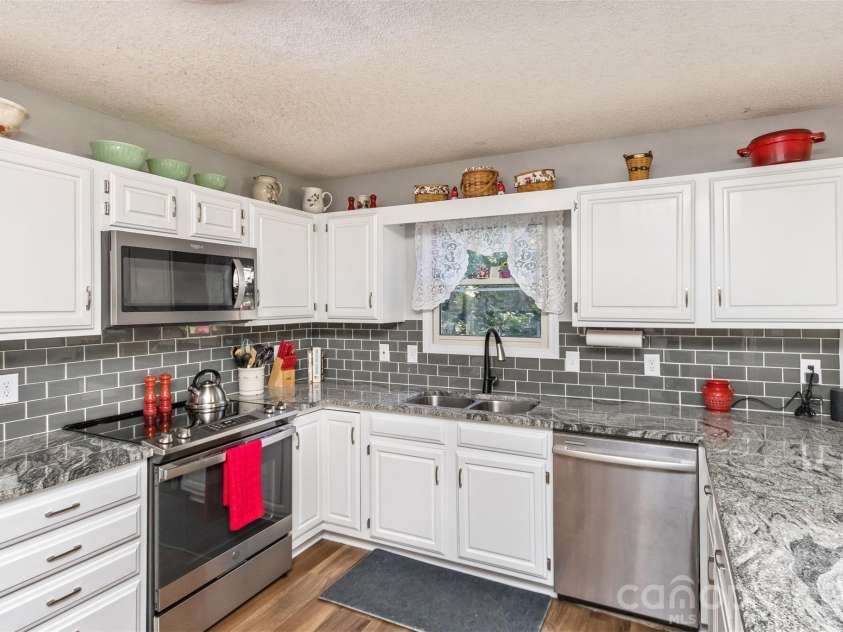 2911 Middleton Place, Hendersonville, NC 28791.  MLS# CAR4433070, YatesRealty ID 56111. Kitchen