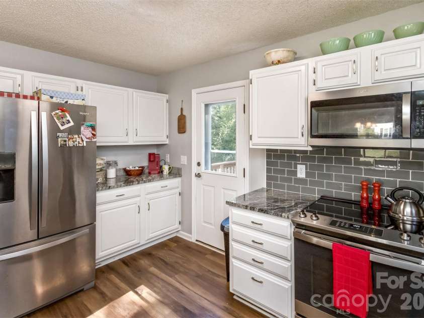 2911 Middleton Place, Hendersonville, NC 28791.  MLS# CAR4433070, YatesRealty ID 56111. Kitchen Wet bar