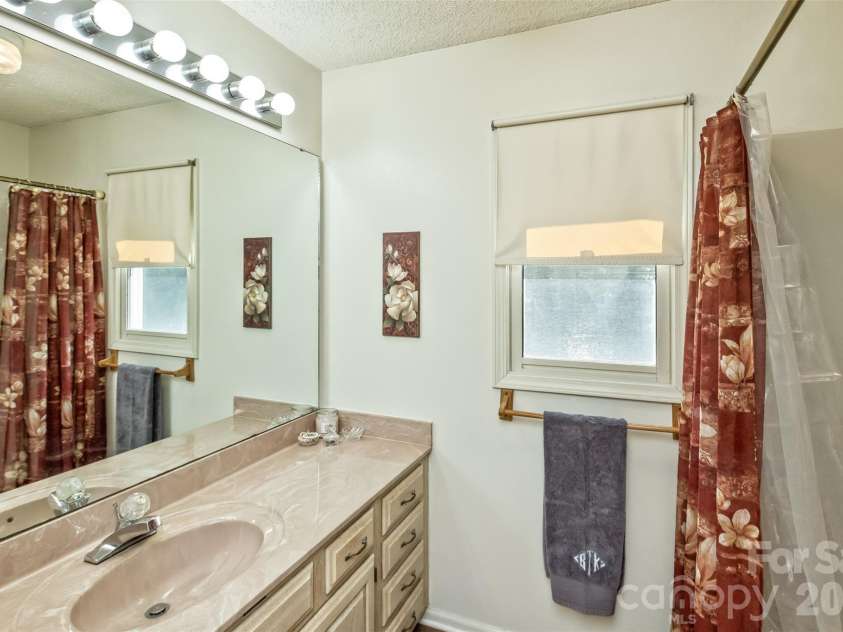 2911 Middleton Place, Hendersonville, NC 28791.  MLS# CAR4433070, YatesRealty ID 56111. Master Bathroom
