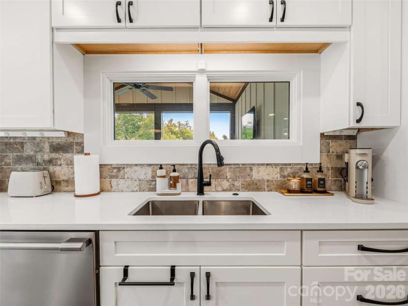 158 Trellem Trail, Hendersonville, NC 28739.  MLS# CAR4383297, YatesRealty ID 56112. 