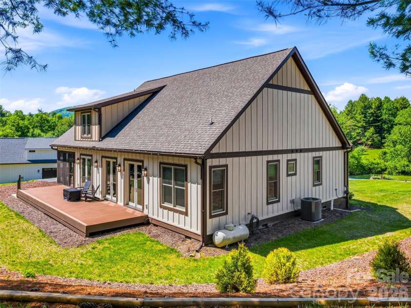 158 Trellem Trail, Hendersonville, NC 28739.  MLS# CAR4383297, YatesRealty ID 56112. 