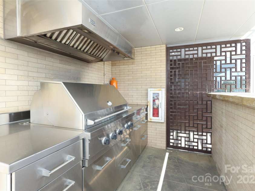 1100 Metropolitan Avenue, Charlotte, NC 28204.  MLS# CAR4241116, YatesRealty ID 5612. 