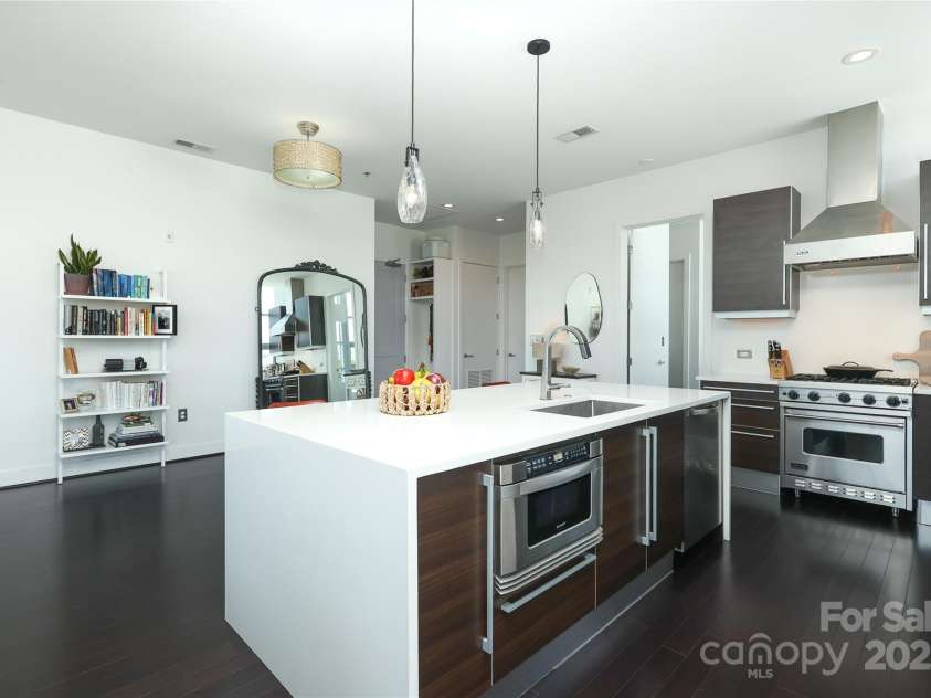 1100 Metropolitan Avenue, Charlotte, NC 28204.  MLS# CAR4241116, YatesRealty ID 5612. Beautifully updated kitchen