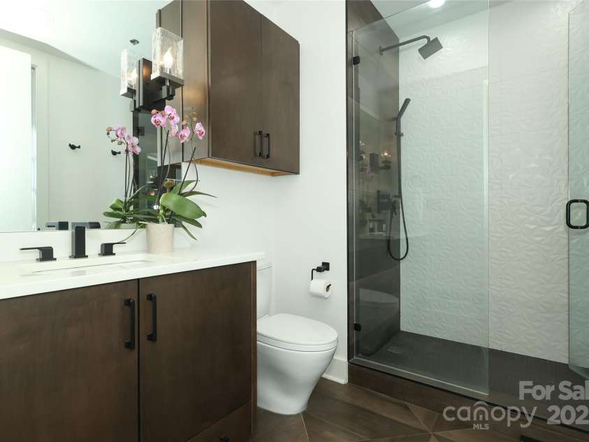1100 Metropolitan Avenue, Charlotte, NC 28204.  MLS# CAR4241116, YatesRealty ID 5612. Luxurious bathroom